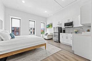 WiFi, bed sheets - Elegant & Spacious King Bed Studio W/ Sofa Bed & Full Kitchen near Central Park (New York)