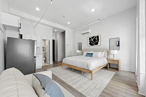 WiFi, bed sheets - Elegant & Spacious King Bed Studio W/ Sofa Bed & Full Kitchen near Central Park (New York)