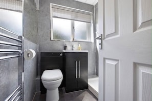 Bathroom - The Milburn-Sleeps6-EnclosedGarden-NearGlasgow (Renfrew)