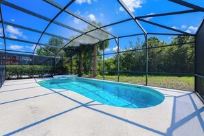 A swimming pool with a glass enclosure, surrounded by a concrete deck. - Solterra Resort Pool House 6BR/Sleeps 12 (Davenport)