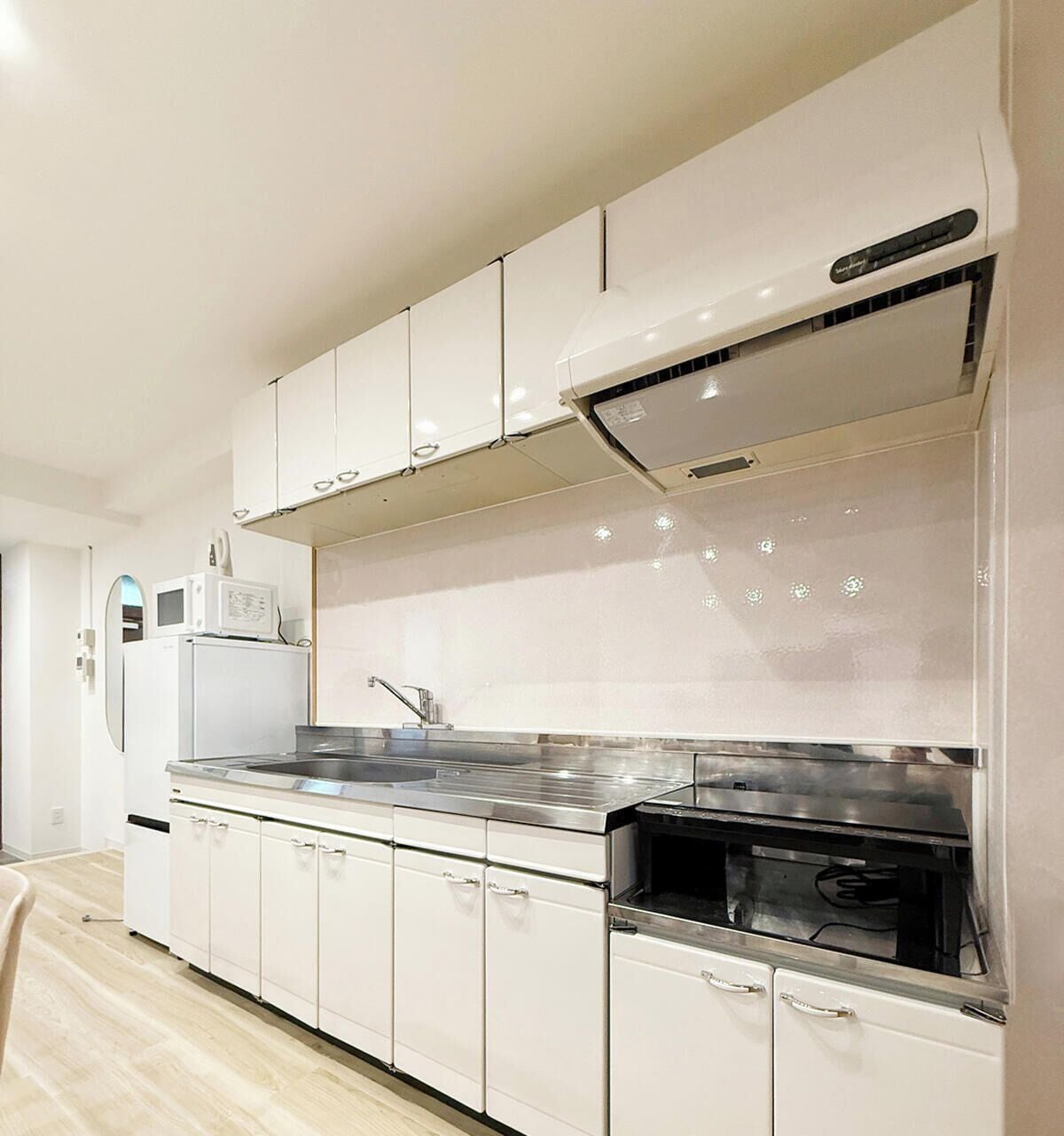 Standard Apartment, Non Smoking (201) | Private kitchen | Fridge, microwave, stovetop, cookware/dishes/utensils