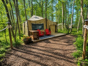 Outdoor dining - HFF Farm Glamping Resort — 140 Acres of Alberta Beach Adventure (Alberta Beach)