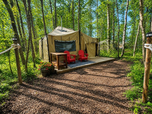 Outdoor dining - HFF Farm Glamping Resort — 140 Acres of Alberta Beach Adventure (Alberta Beach)