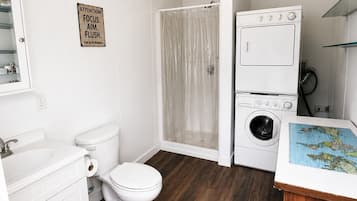 シャワー、石鹸、トイレットペーパー
