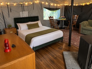 Room - HFF Farm Glamping Resort — 140 Acres of Alberta Beach Adventure (Alberta Beach)