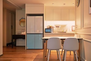 Romantic Apartment, City View | Dining - Ban Stay Green Ban (Seoul)