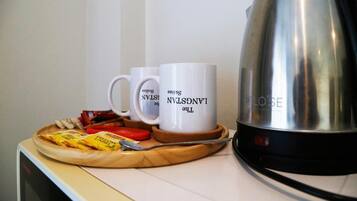 Superior Double Room, Balcony, Hill View | Kopi dan/atau pembancuh kopi