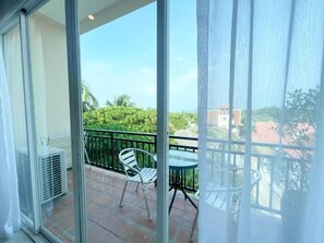 Superior Double Room, Balcony, Hill View | Tempat makan luar