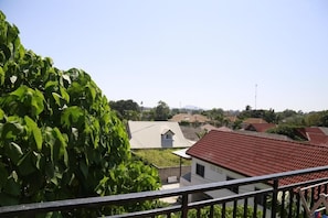 Superior-Doppelzimmer, Balkon, Hügelblick | Unterkunftsgelände