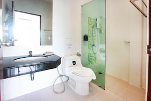 Deluxe-Doppelzimmer, Balkon, Bergblick | Badezimmer | Haartrockner, Hausschuhe, Handtücher, Seife