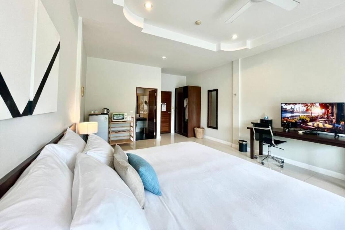 Deluxe Double Room, Balcony, Mountain View | In-room safe, free WiFi
