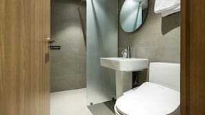 Doppelzimmer | Badezimmer | Haartrockner, Hausschuhe, Handtücher, Seife