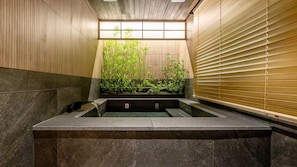 Phòng có thiết kế đặc trưng (Spa & Sauna) | Bồn tắm spa riêng