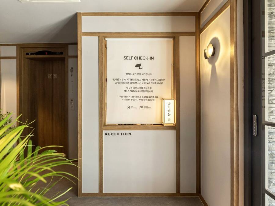 Concierge desk