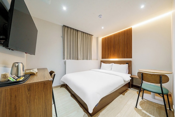 WiFi (free), bed sheets