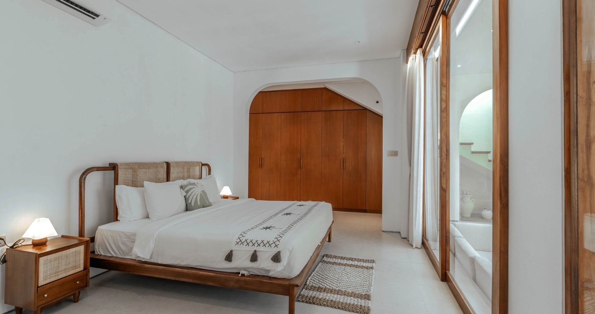 Ein Schlafzimmer mit einem hölzernen Bett, einem Nachttisch und einem Kleiderschrank.