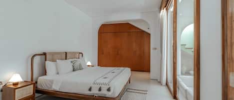 Un dormitorio con cama de madera, mesita de noche y armario.