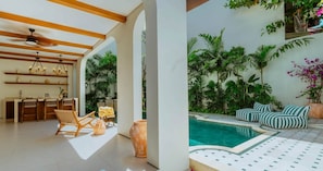Ein modernes Interieur mit Küche, Essbereich und einer Poollounge.
