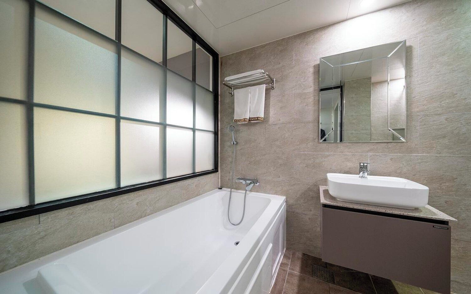 Deluxe Room | Bathroom | Hair dryer, towels, shampoo, toilet paper