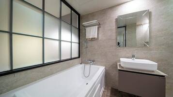Deluxe Room | Bathroom | Hair dryer, towels, shampoo, toilet paper