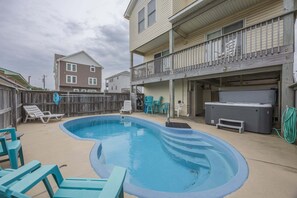 En have med swimmingpool, liggestole og jacuzzi.