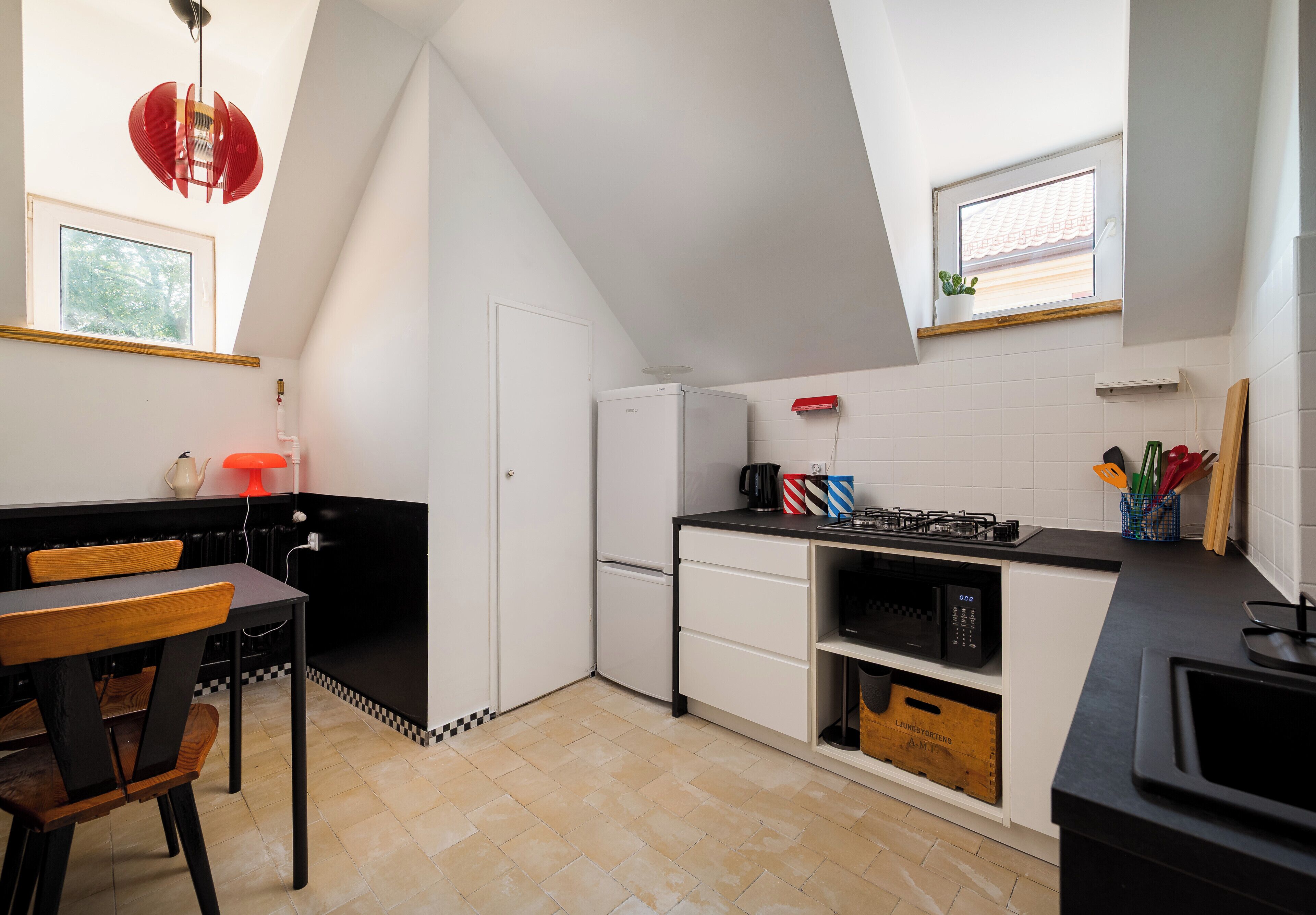 Fridge, microwave, stovetop, dishwasher