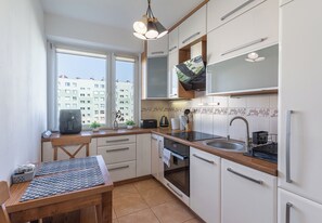 Fridge, microwave, oven, stovetop - Podwisłocze Standard Apartment (Rzeszów)