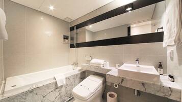 Standard Room | Bathroom | Hair dryer, towels, shampoo, toilet paper