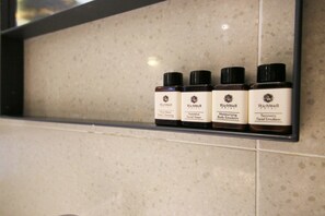 Sèche-cheveux, serviettes fournies, shampoing, papier toilette