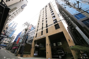 A multi-story building with a visible entrance to a parking garage labeled 'Richwell Hotel.'