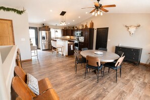 Interior - Ultimate Family Getaway - Hot Tub • Gym • Game Room • Amazing Views (Hermosa)