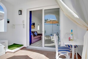 Outdoor dining - Neptuno Bungalows (La Oliva)