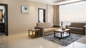 Un salón moderno con sofá, mesa de centro y vistas a la ciudad.