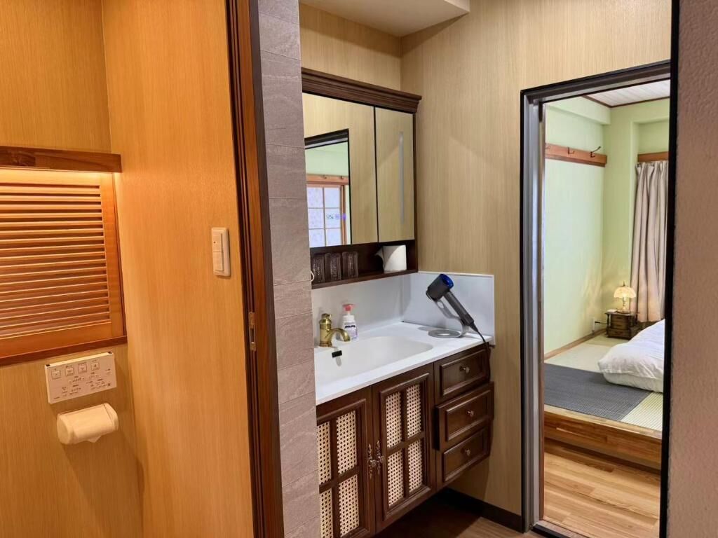 Villa exclusiva, varias camas, balcón, vista a la ciudad | Baño | Pantuflas 