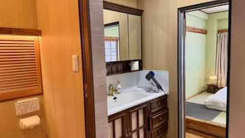 Villa exclusiva, varias camas, balcón, vista a la ciudad | Baño | Pantuflas