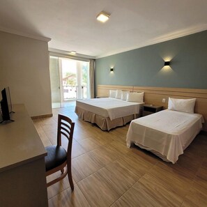 A hotel room with two beds, a desk, and a chair. - Porto Mar Hotel Porto Seguro (Porto Seguro)
