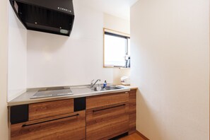 Une salle de bain équipée d’un lavabo, d’un miroir et d’une machine à café.