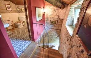 Ein Badezimmer mit Toilette, Waschbecken und einem Spiegel an der Wand.