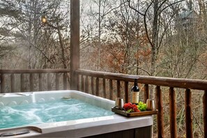 Outdoor spa tub - Amazing Value! 3 King Suites • Hot Tub • Arcade (Sevierville)