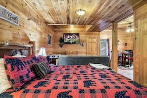 Desk, iron/ironing board, free WiFi, bed sheets - Amazing Value! 3 King Suites • Hot Tub • Arcade (Sevierville)