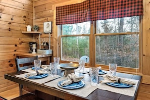 Dining - Amazing Value! 3 King Suites • Hot Tub • Arcade (Sevierville)