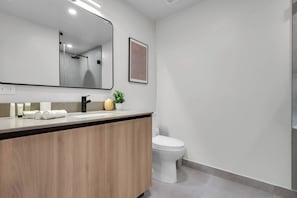 Deluxe Studio, Ocean View | Bathroom - Prime City Suites (Miami)