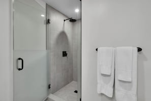 Estudio Deluxe, vista al océano | Baño | Amenidades de baño gratuitas, secadora de cabello, toallas, jabón
