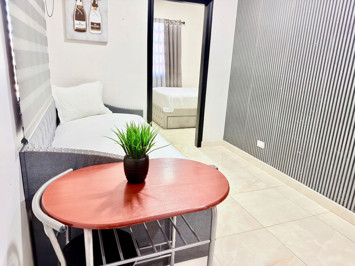 2 habitaciones, tabla de planchar con plancha y ropa de cama 