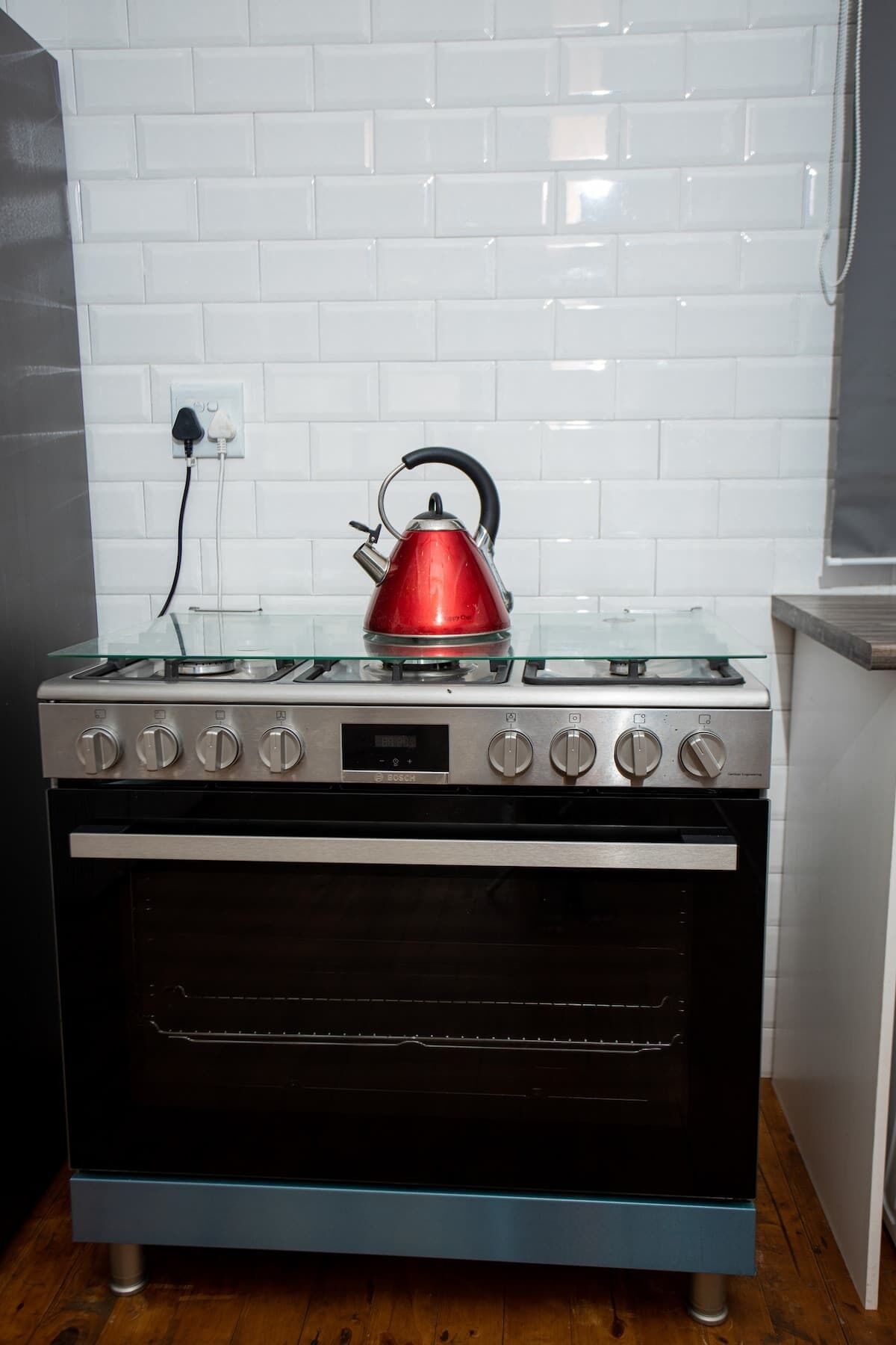 Cafetera o tetera, frigorífico, microondas y horno