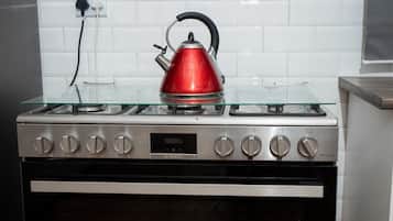 Cafetera o tetera, frigorífico, microondas y horno