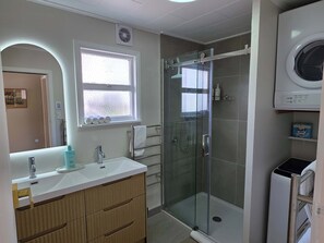 Bathroom - Comfy Haven in the Heart of Picton (Picton)