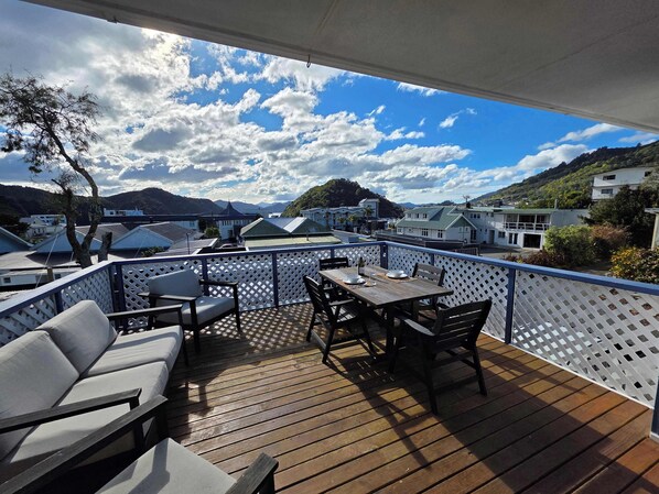 Outdoor dining - Comfy Haven in the Heart of Picton (Picton)