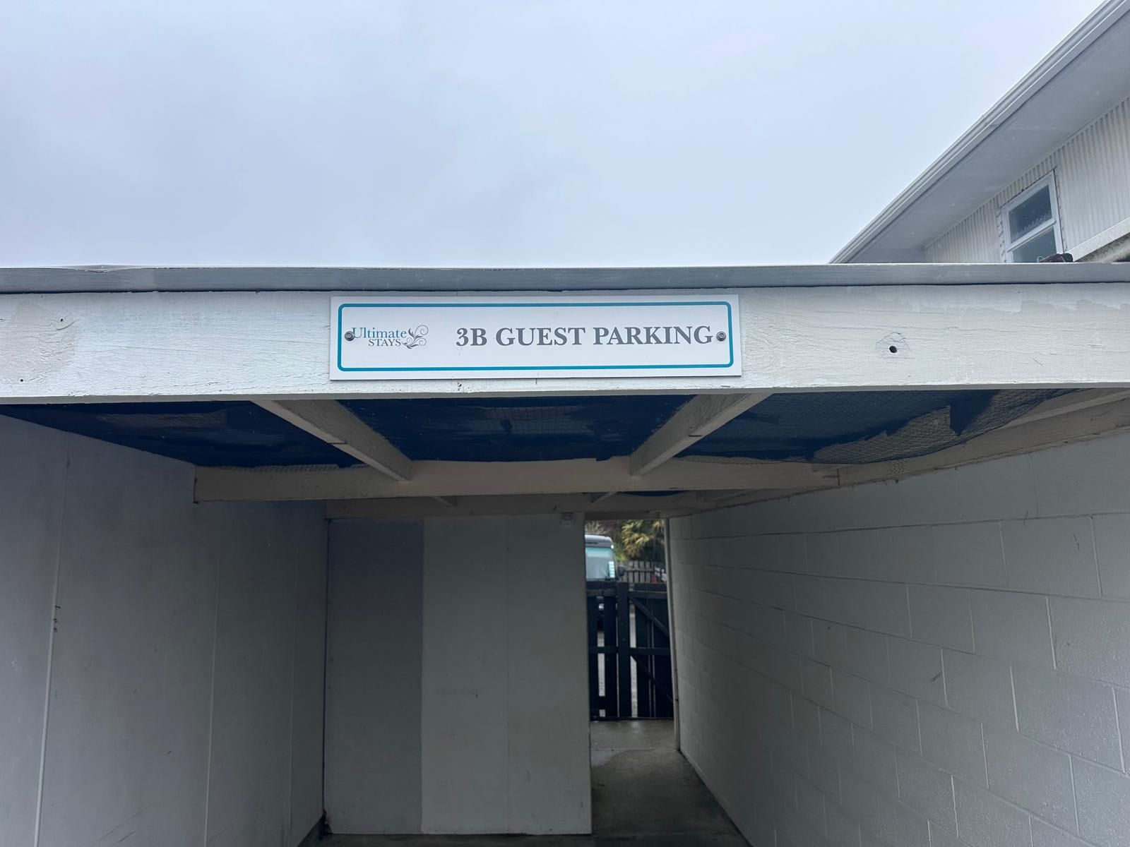 Un panneau indiquant « Parking réservé aux clients de la section 3B » à l’entrée d’un hôtel.