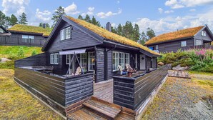 Exterior - Nice home in Skare with house a mountain view (Skare)
